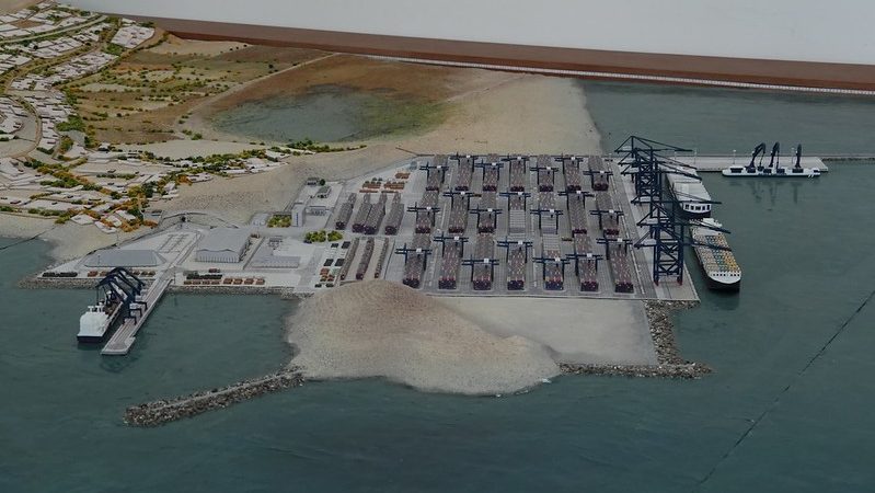 Brasil e China assinam acordo para estudar ferrovia até o Peru