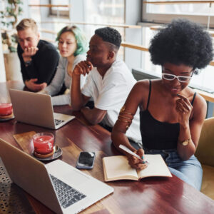 3 em cada 10 jovens querem trabalhar no setor privado